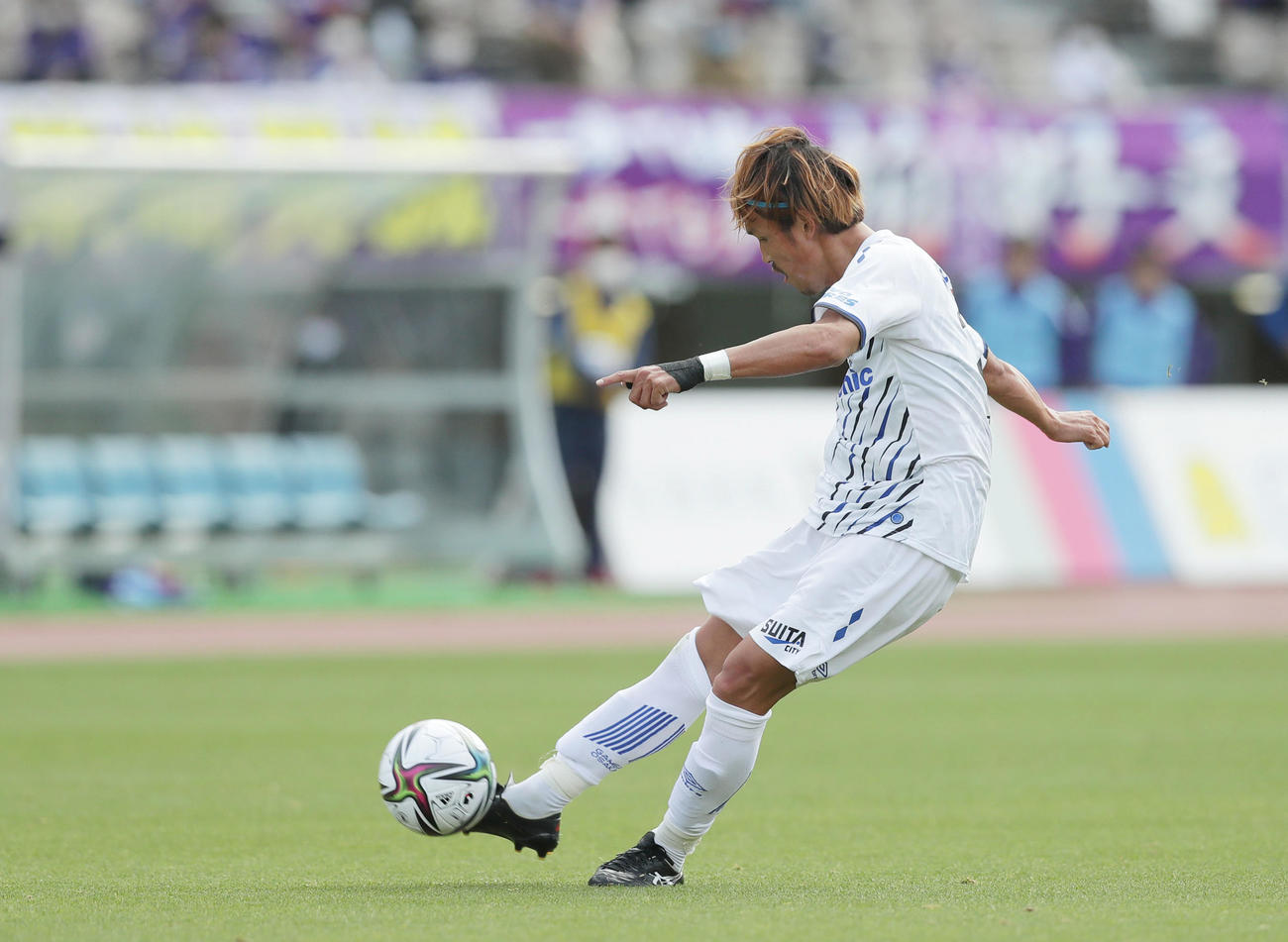 広島対G大阪　後半、FKでゴールを狙うG大阪FW宇佐美貴史（撮影・前田充）