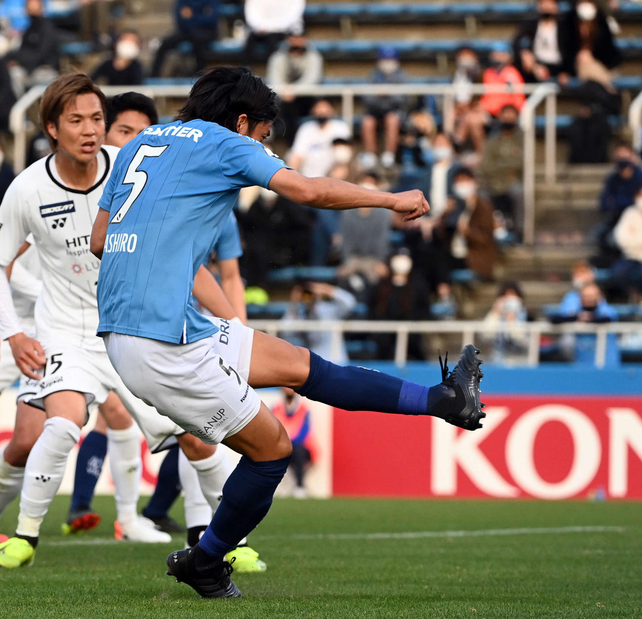 横浜FC対柏　前半、CKからのこぼれ球を横浜FC・DF田代が押し込み先制ゴールを決める（撮影・たえ見朱実）