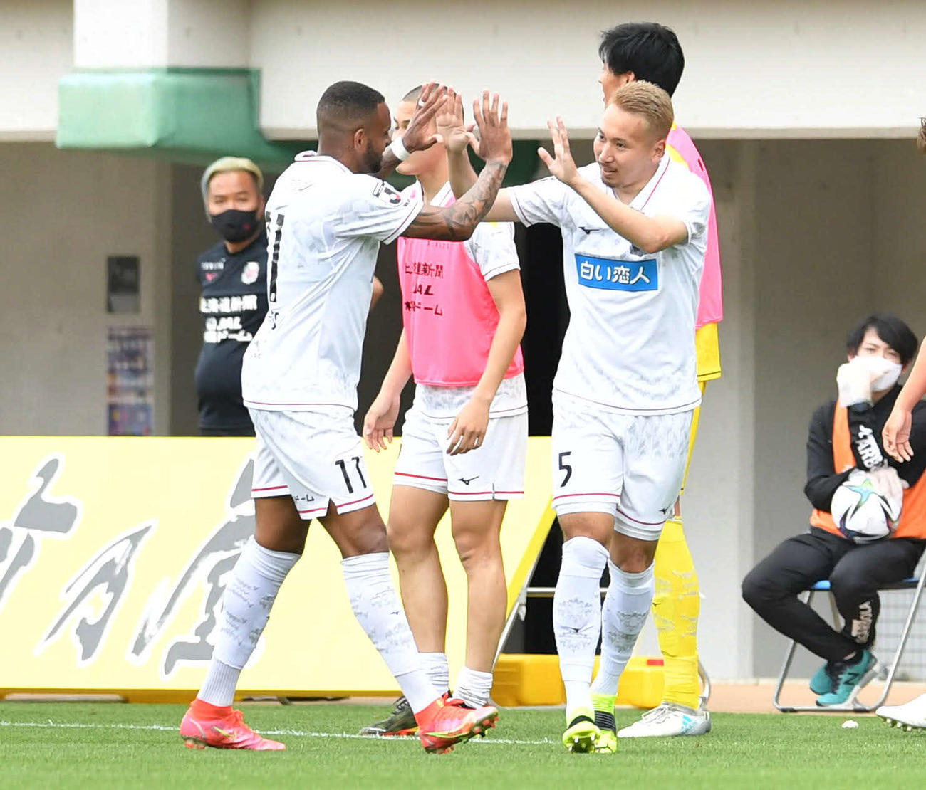 福岡対札幌　後半、勝ち越しゴールを決め、札幌FWアンデルソン・ロペス（左）とハイタッチするDF福森（撮影・岩下翔太）