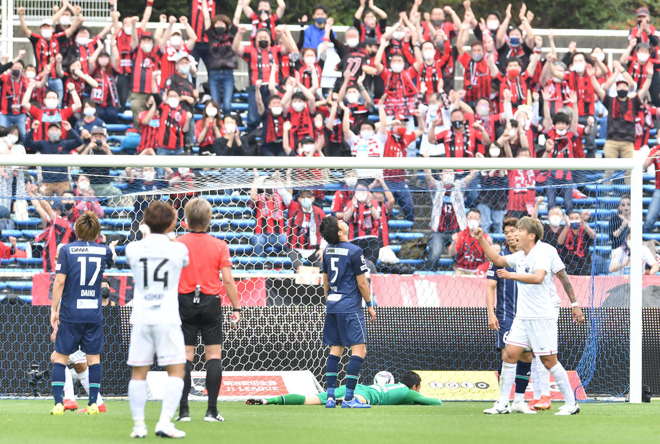 福岡対札幌　後半、札幌DF福森に勝ち越しゴールを決められ、悔しそうに天を見上げるDF宮（中央）と肩を落とす福岡イレブン（撮影・岩下翔太）
