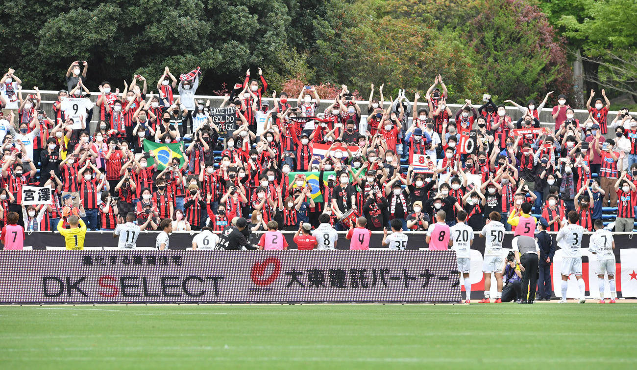 福岡対札幌　福岡に勝利し、サポーターと喜ぶ札幌イレブン（撮影・岩下翔太）
