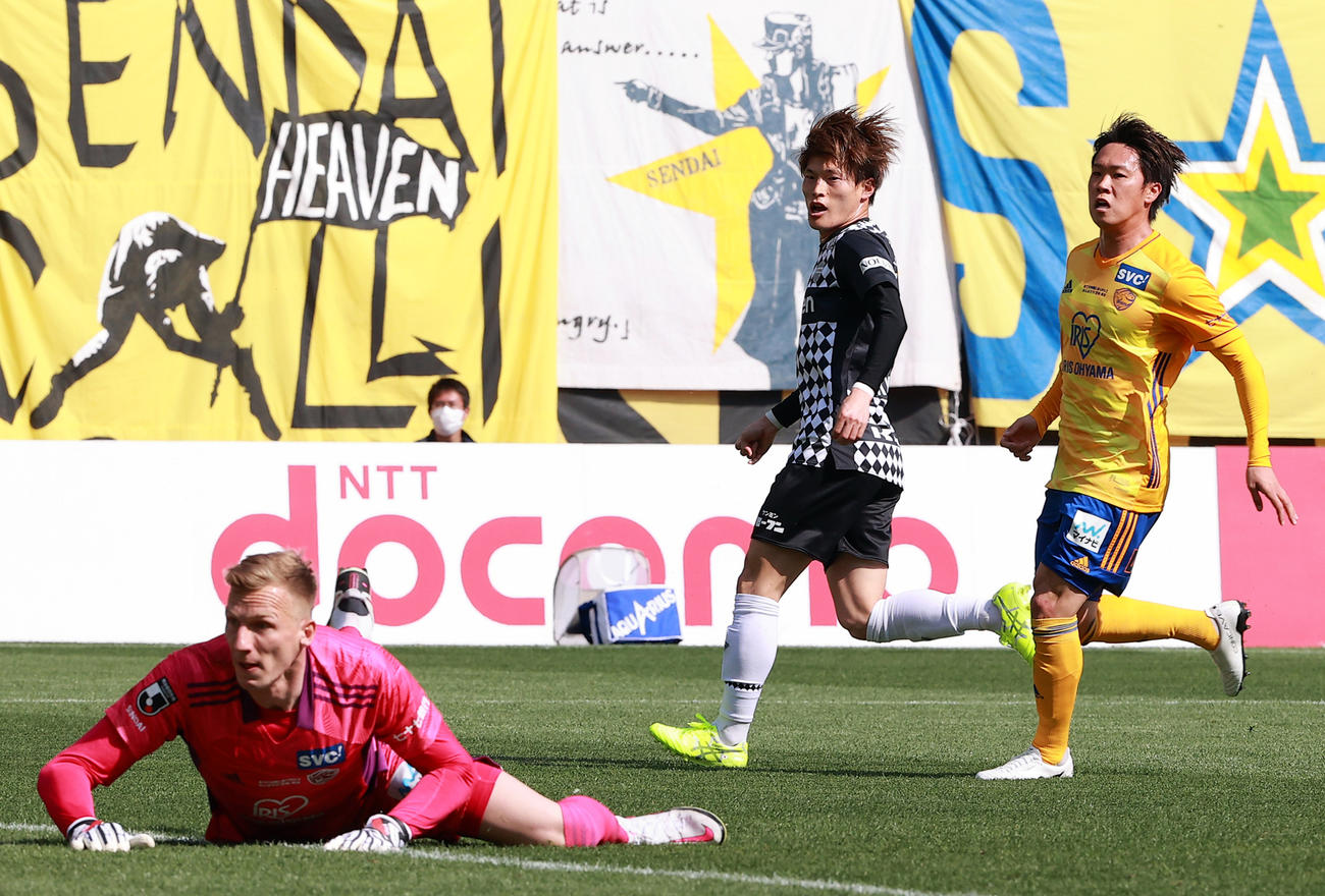 前半、神戸MF古橋（中央）に先制ゴールを決められ、がっくりとボールを見送る仙台GKスウォビィク（左）ら（撮影・浅見桂子）