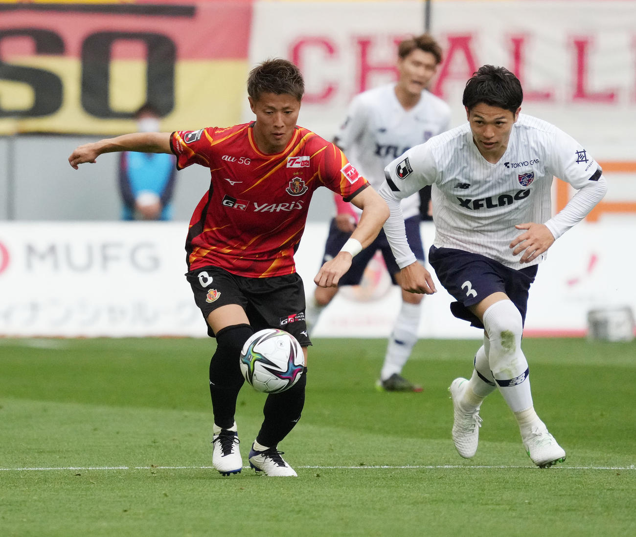 名古屋対FC東京　前半、森重（右）と競り合う柿谷（左）（撮影・森本幸一）