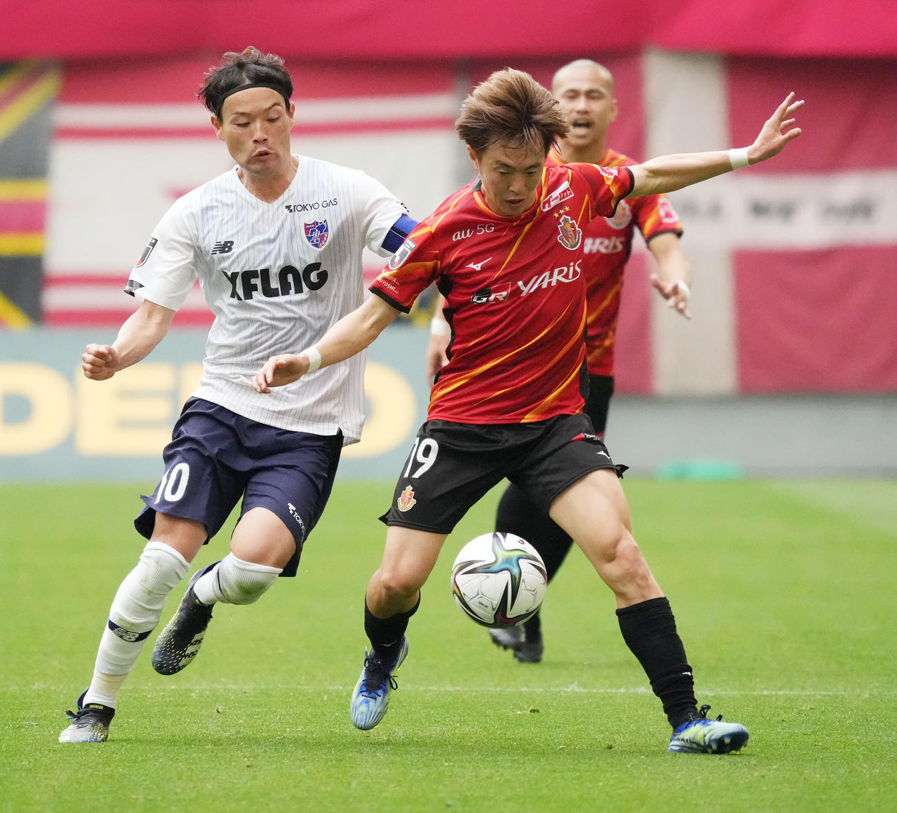 名古屋対FC東京　後半、東慶悟（左）と競り合う斎藤学（右）（撮影・森本幸一）