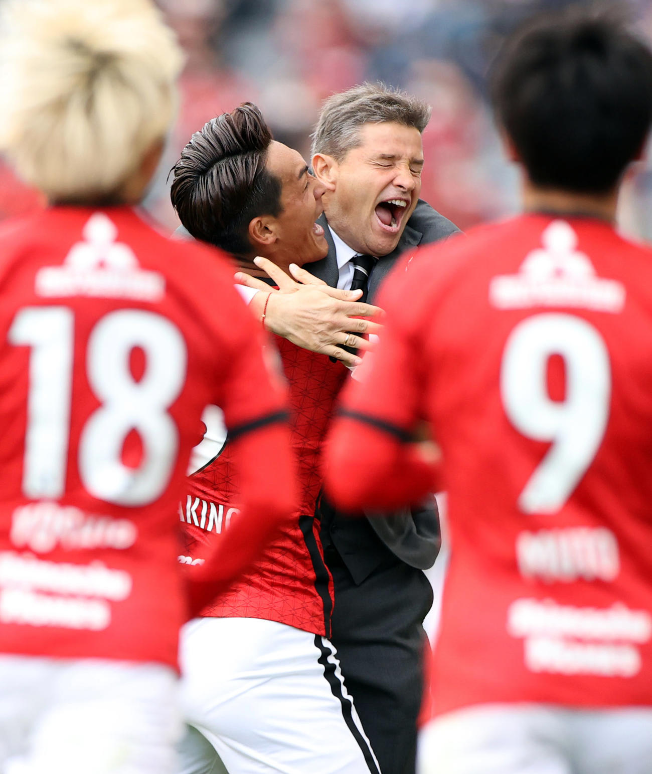 浦和対鹿島　後半、PKを決め、ロドリゲス監督（右）と抱き合う浦和DF槙野（撮影・狩俣裕三）