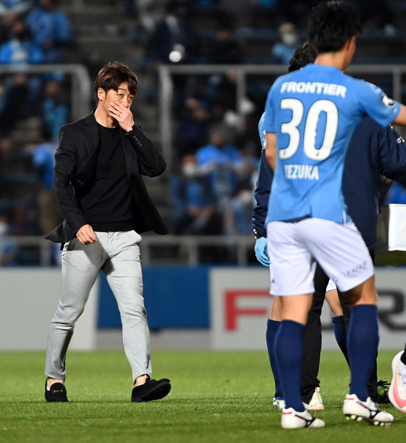 横浜FC対柏　引き分けに終わり、厳しい表情の横浜FC下平監督（撮影・たえ見朱実）