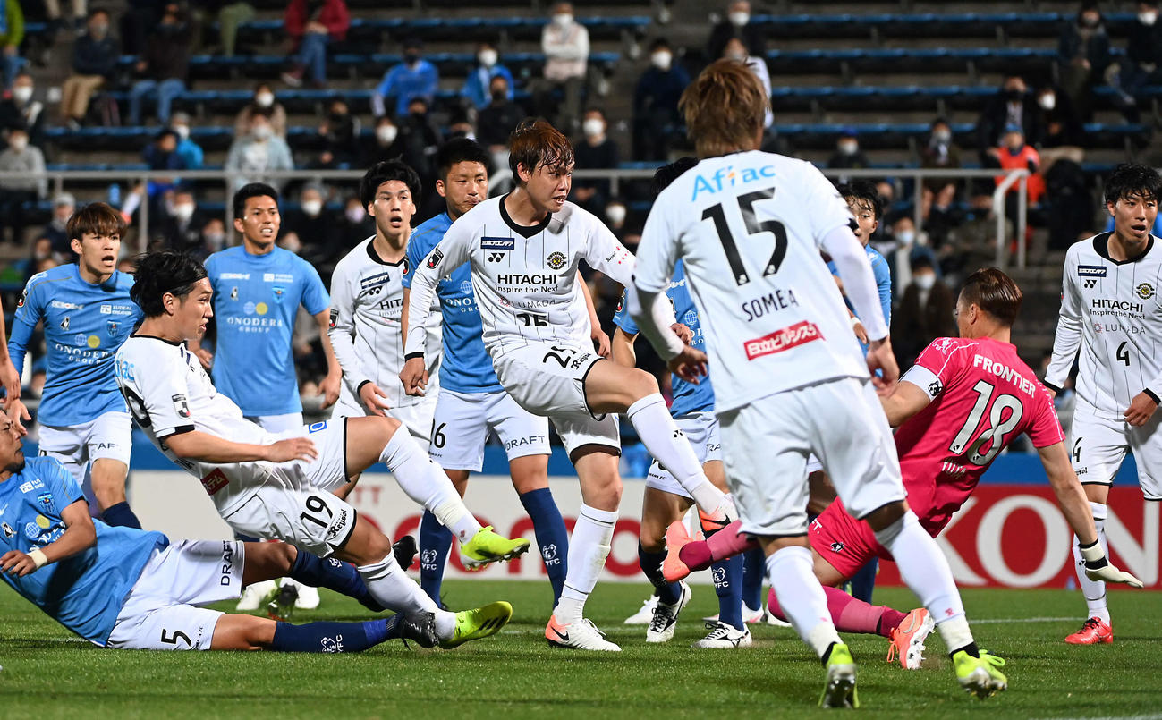 横浜FC対柏　後半、混戦から右足でゴールを決める柏DF大南（中央）（撮影・たえ見朱実）