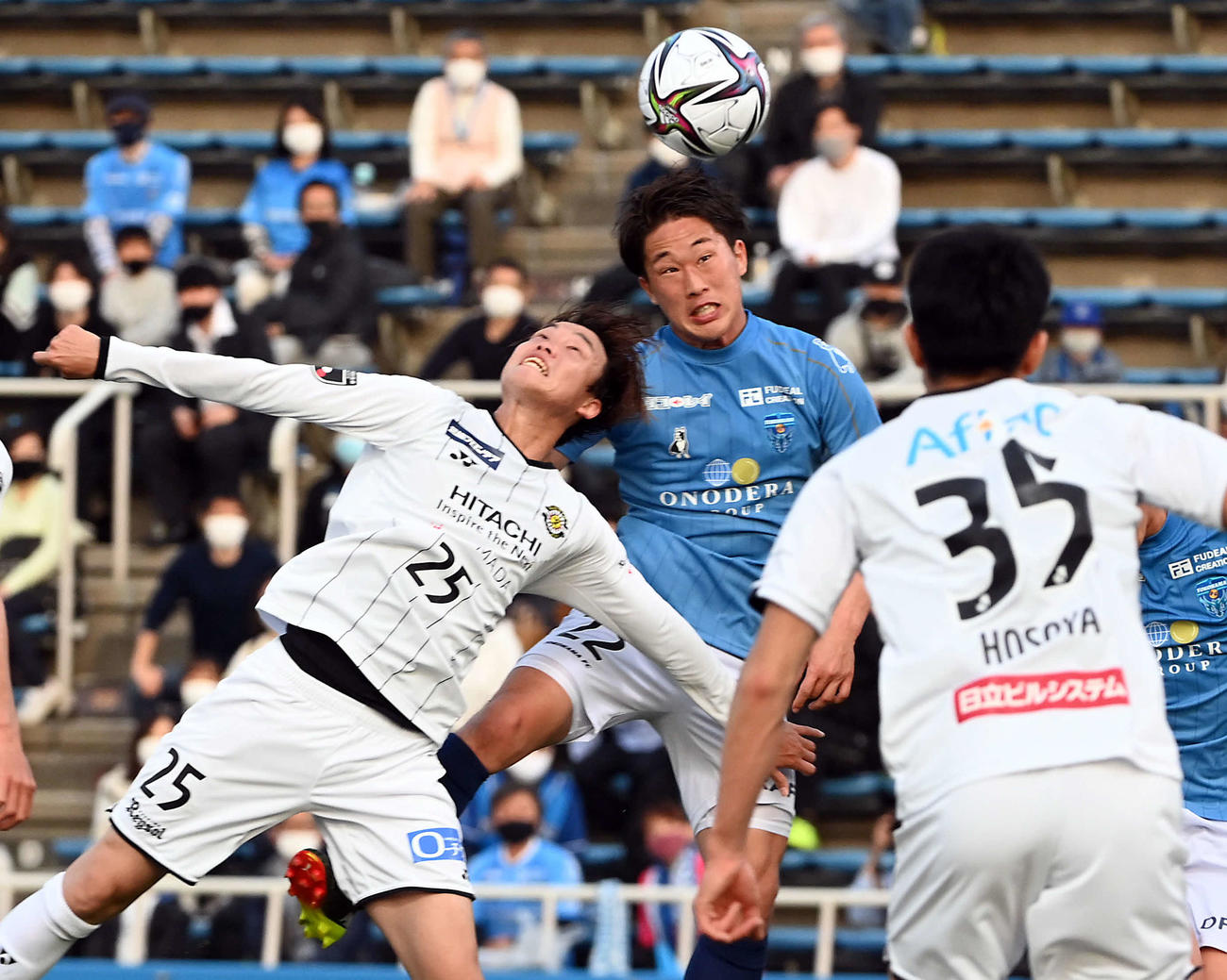 横浜FC対柏　前半、CKから柏DF大南（左）と横浜FC・DF岩武が競り合う（撮影・たえ見朱実）