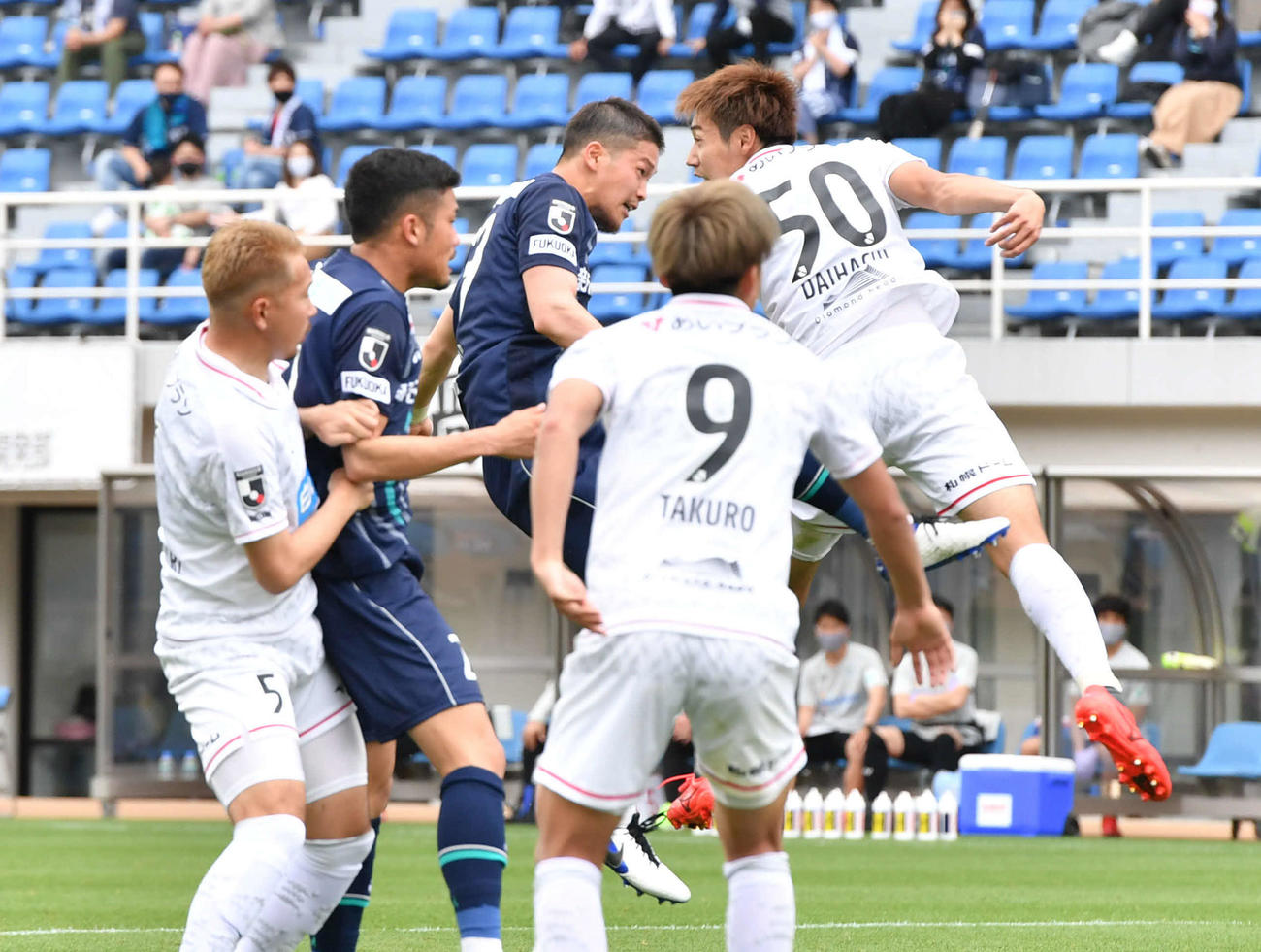 福岡対札幌　後半、福岡DF奈良（左から3人目）は同点ゴールを決める（撮影・岩下翔太）