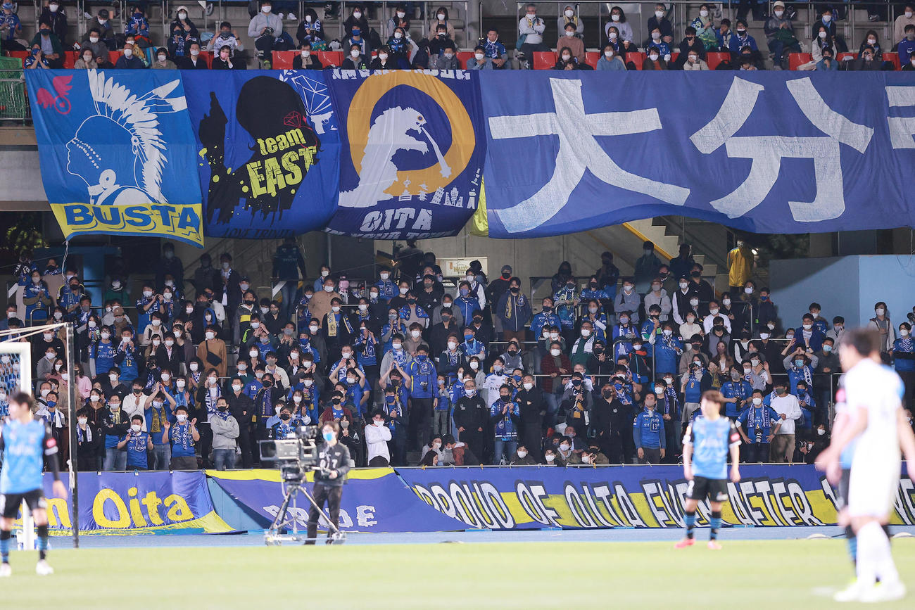 川崎F対大分　この日からアウェー席が設けられ、詰め掛けた大分サポーター（2021年4月3日撮影）