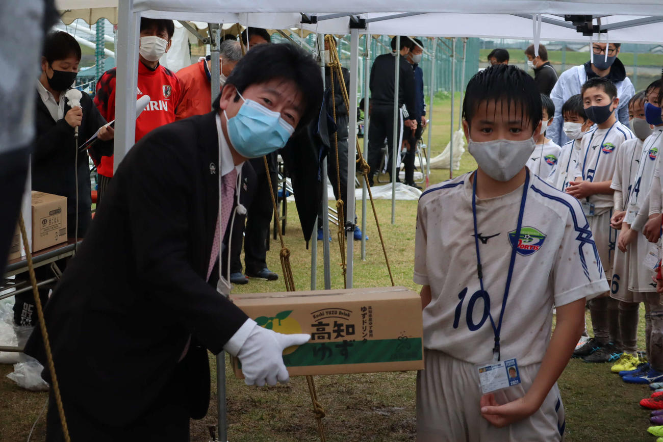 優勝チームに副賞を贈るJA全農広報・調査部の新妻部長