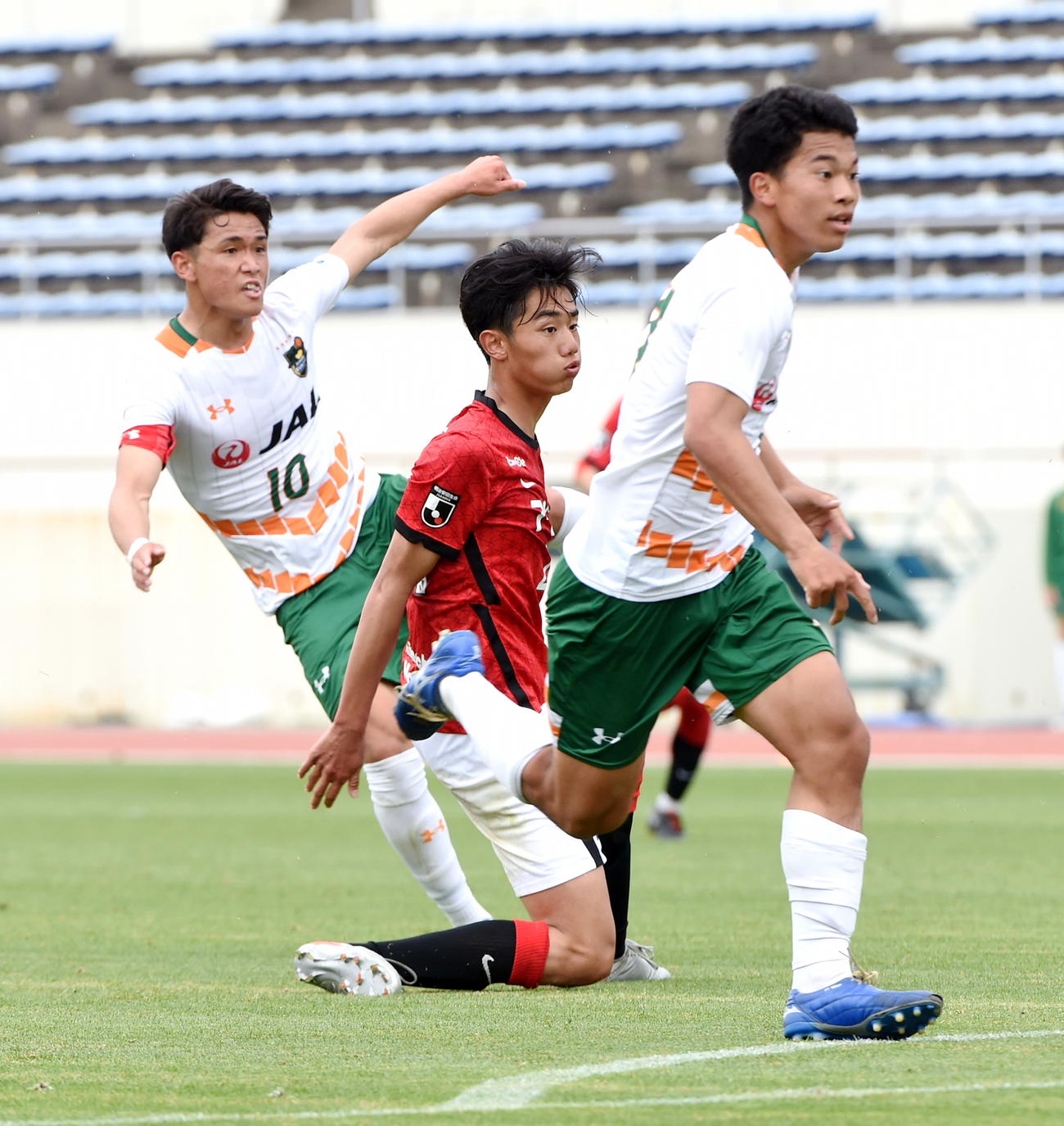 前半44分、ミドルシュートを突き刺す青森山田MF松木（左）。右はFW渡辺（撮影・山田愛斗）