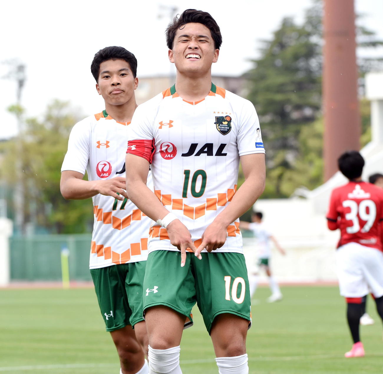 前半44分、ゴールを挙げカメラに向かってポーズを決める青森山田MF松木。左はFW渡辺（撮影・山田愛斗）