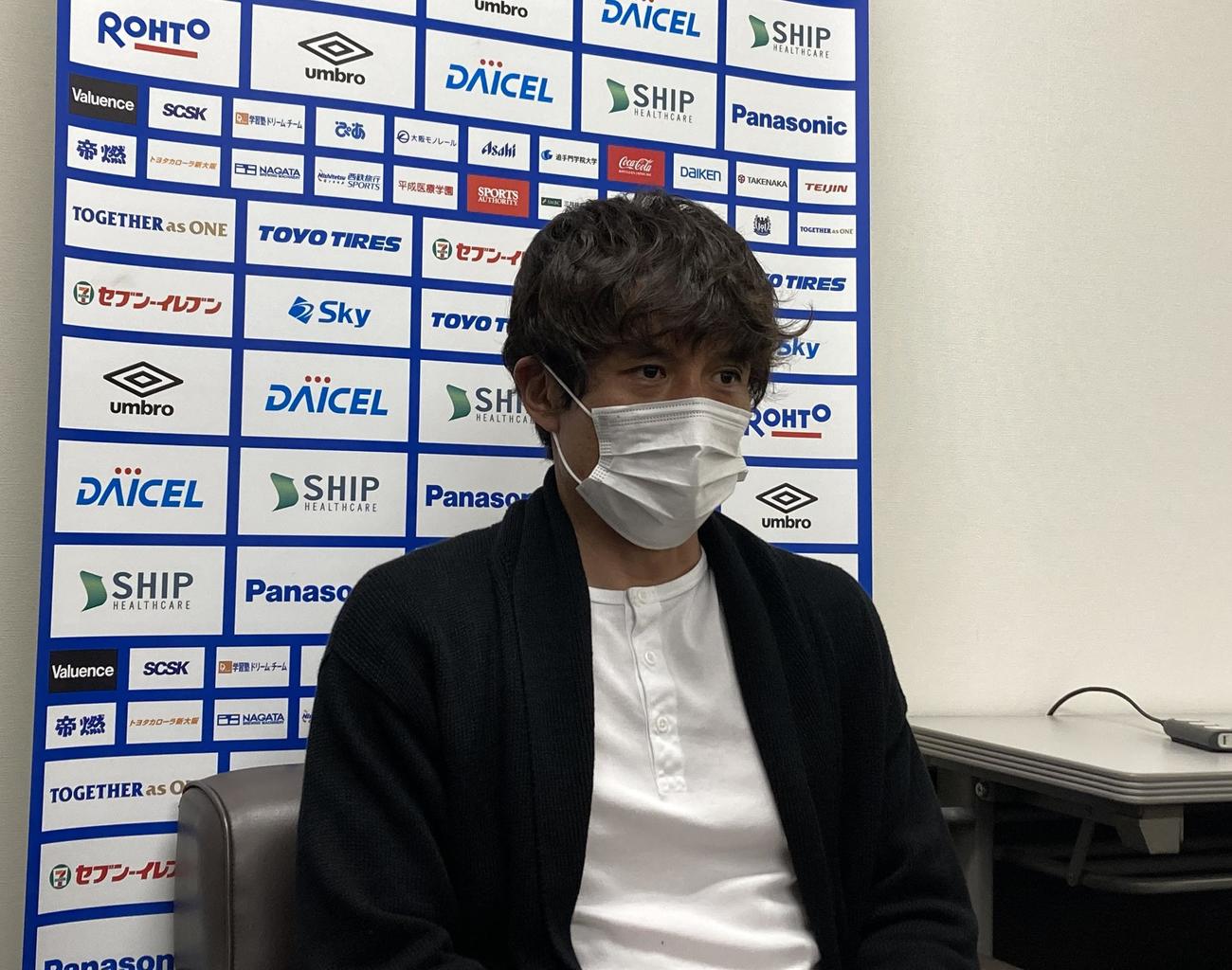 取材対応するG大阪宮本恒靖監督（C）GAMBA OSAKA