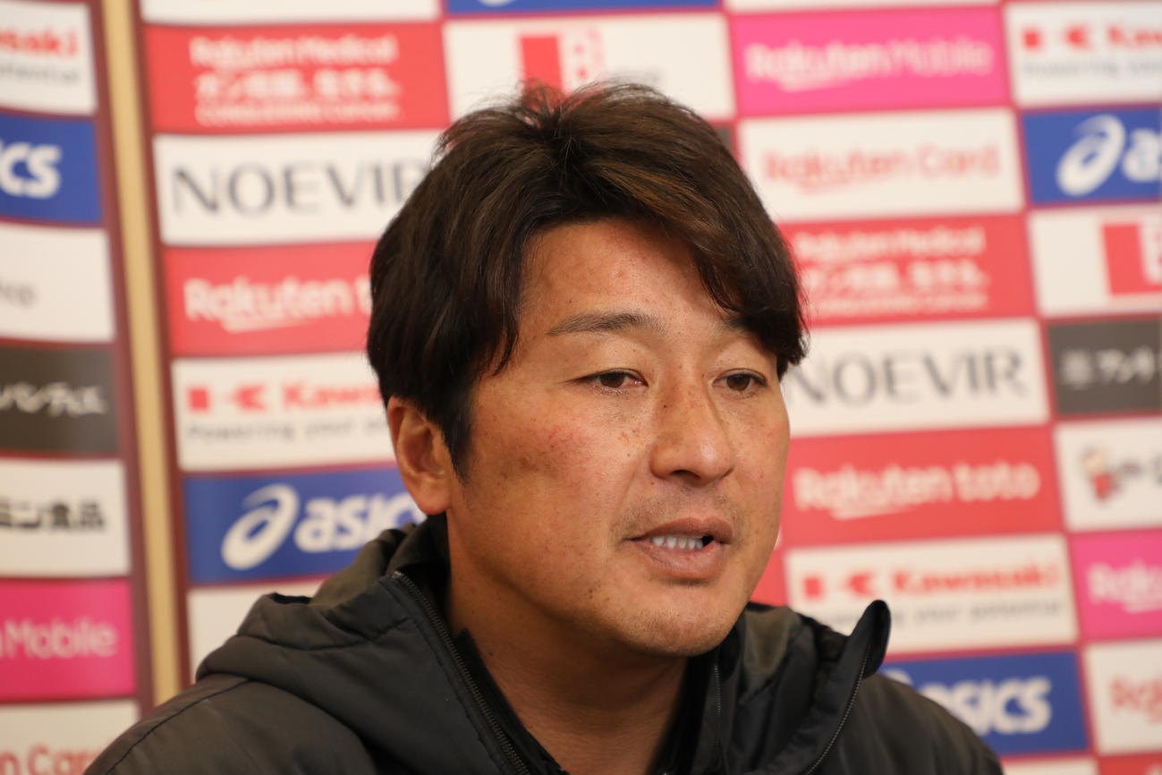 オンライン取材に応じる神戸三浦監督（C）VISSEL KOBE