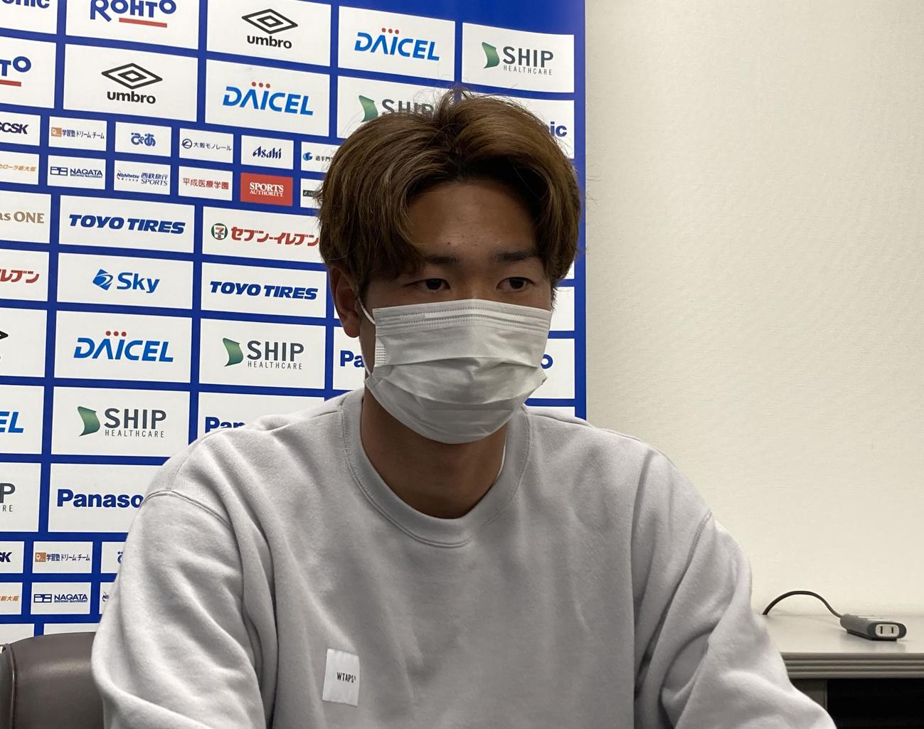 取材対応するG大阪DF三浦弦太（C）GAMBA OSAKA