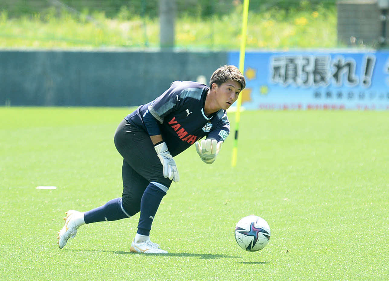 ゲーム形式でボールを配給する磐田GK三浦
