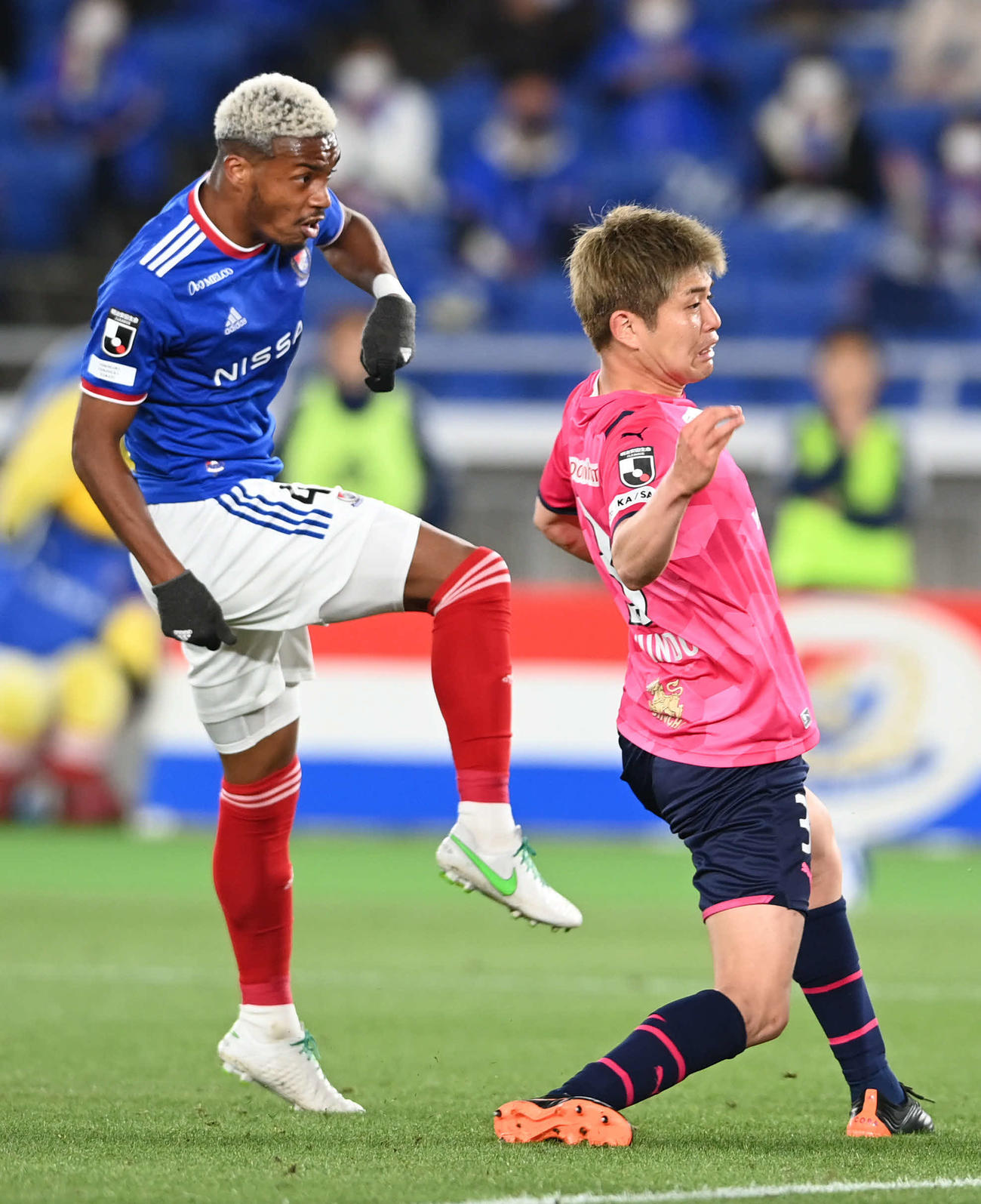 横浜対C大阪　後半、得点を奪う横浜FWオナイウ。右はC大阪DF新藤（撮影・山崎安昭）