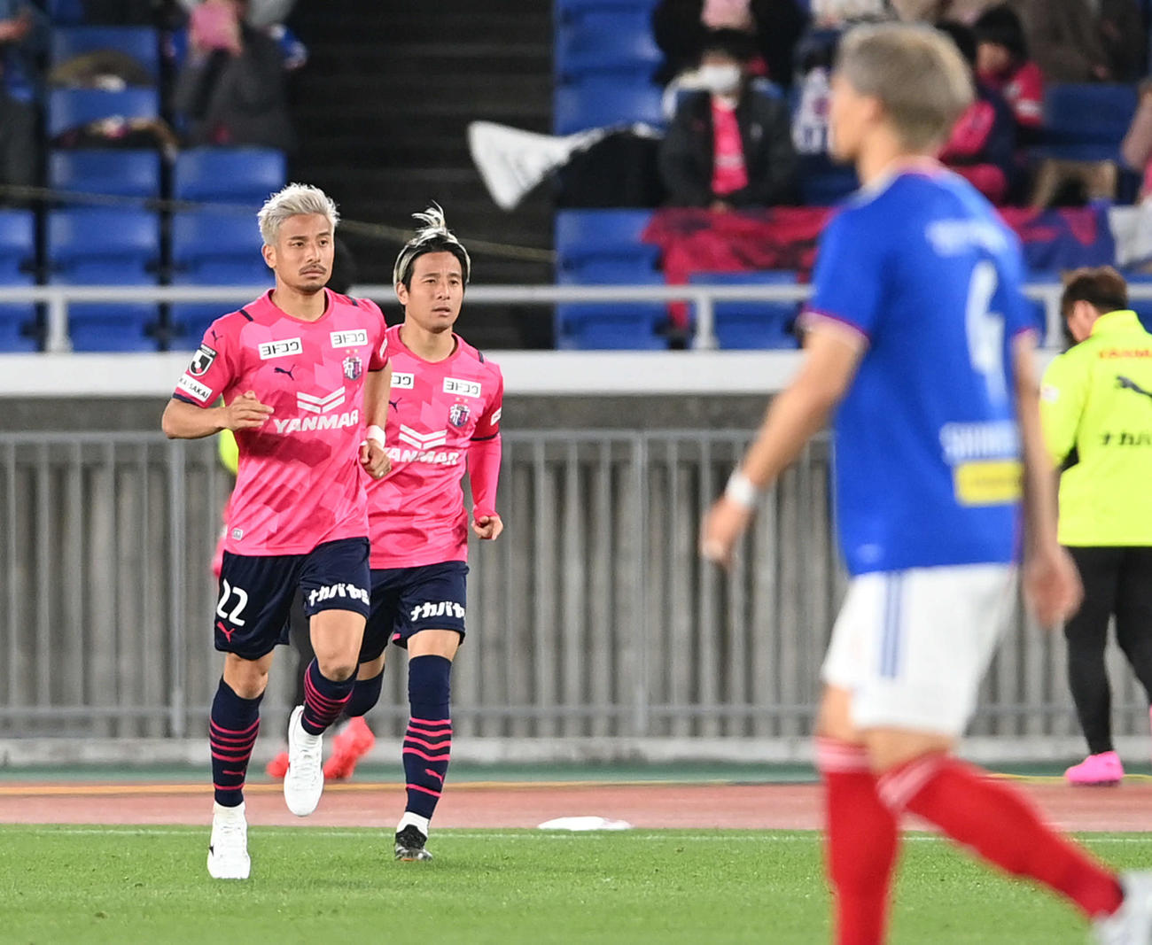 横浜対C大阪　後半に備えてピッチに入るC大阪FW松田力（左）とDF松田陸（撮影・山崎安昭）