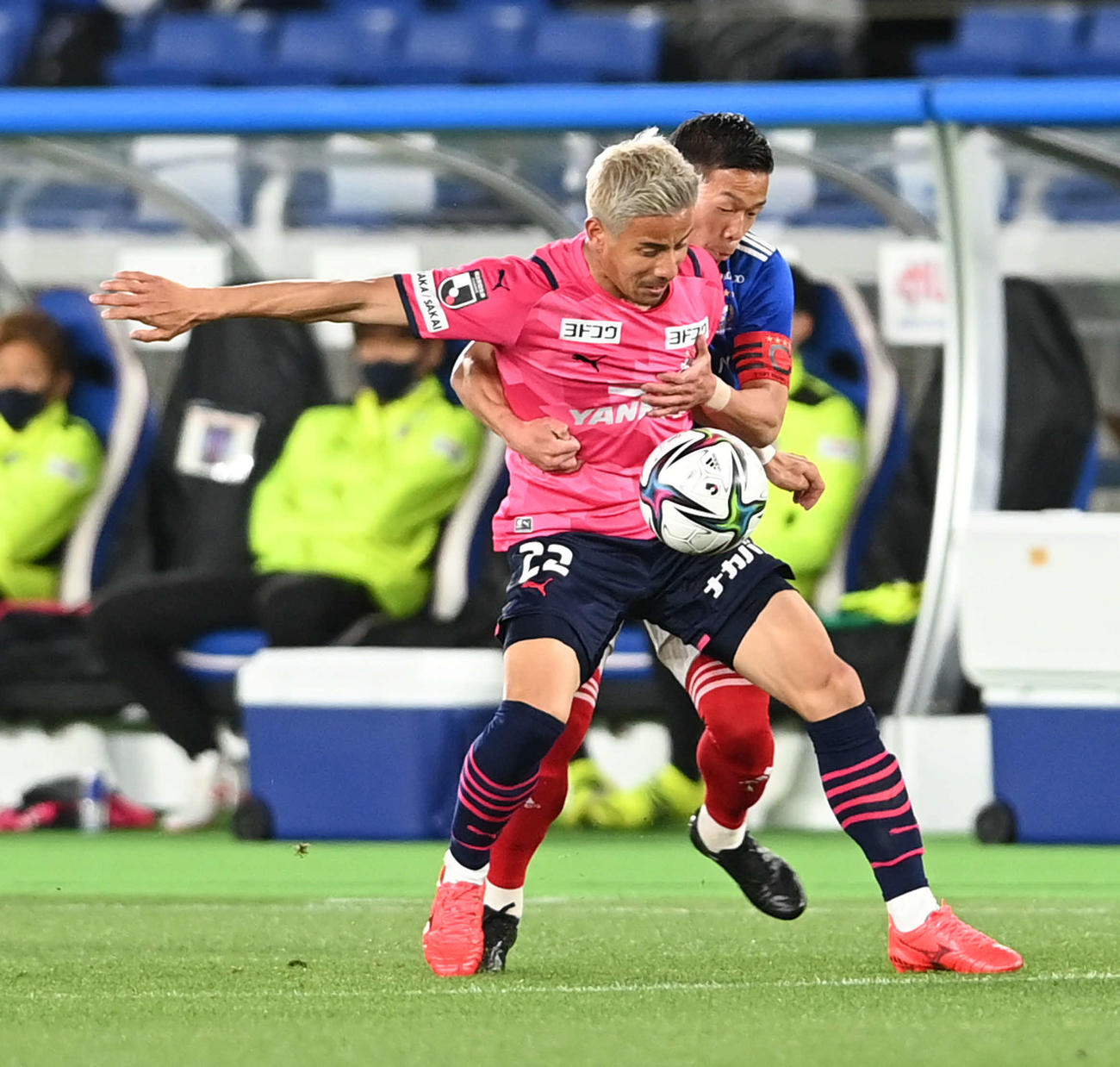 横浜対C大阪　前半、C大阪FW松田力（手前）は横浜MF喜田とボールを競り合う（撮影・山崎安昭）
