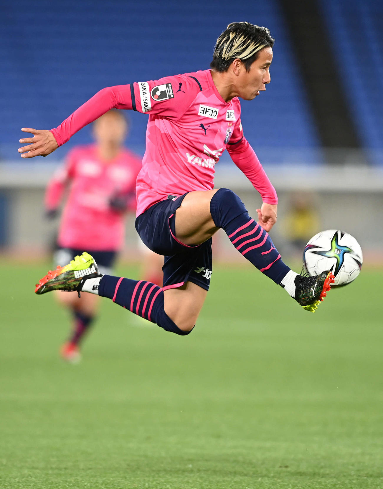 横浜対C大阪　前半、パスを受けるC大阪DF松田陸（撮影・山崎安昭）