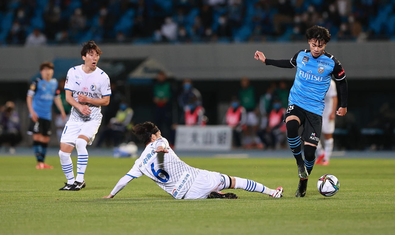 川崎F対大分　後半、大分MF小林裕紀（左）からボールを奪いゴールにつなげる川崎F・MF三笘薫＝2021年4月3日