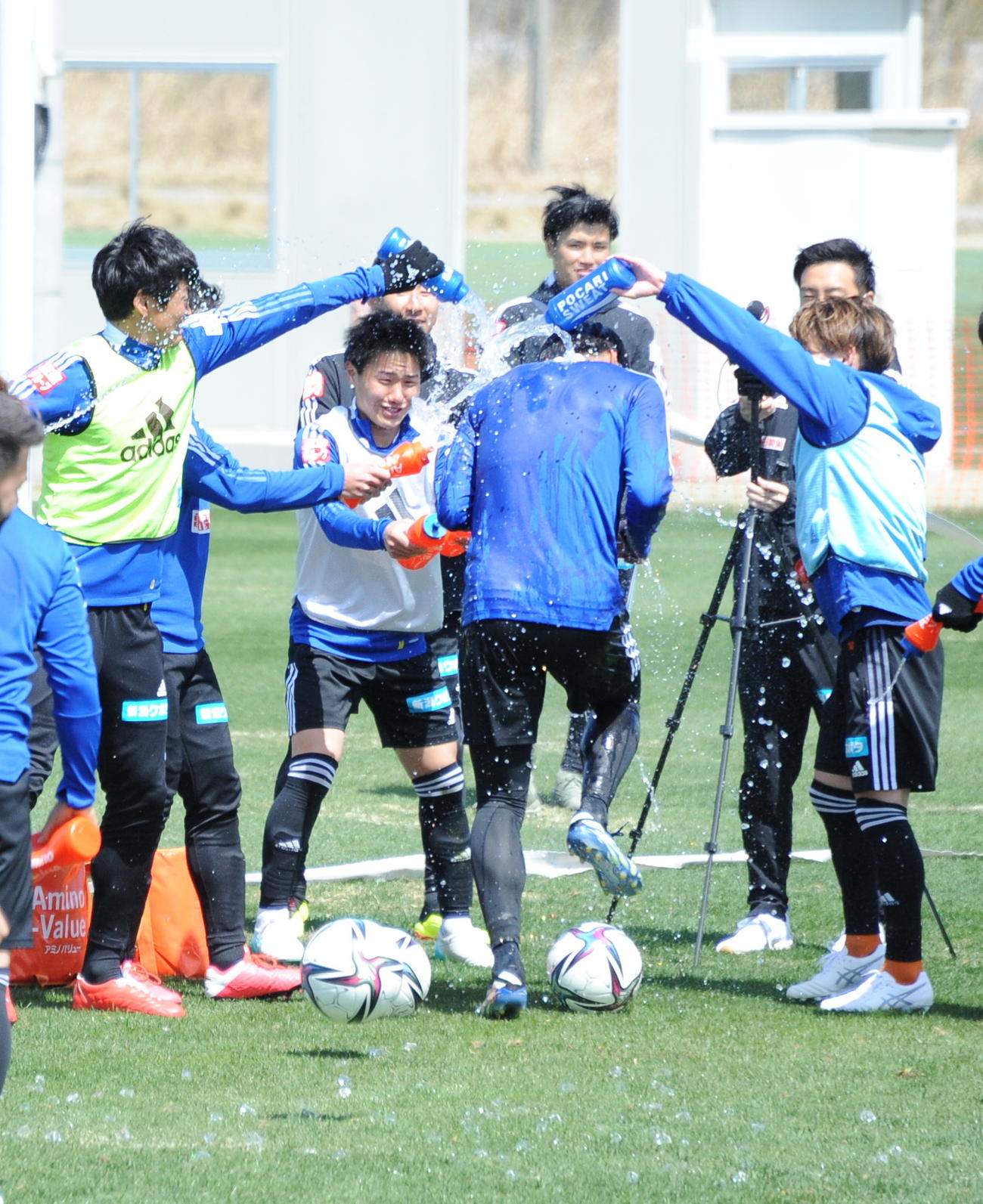 7日に21歳の誕生日を迎えた新潟DF岡本（中央）を千葉（左）らチームメートが手荒くに祝福