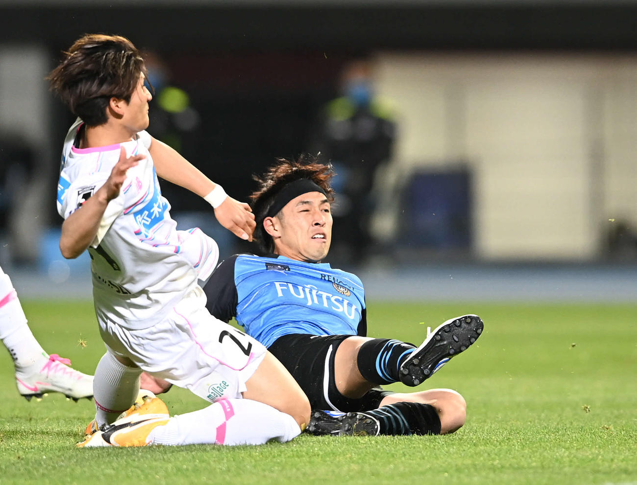 後半、得点を奪う川崎F・FW遠野（右）（撮影・山崎安昭）