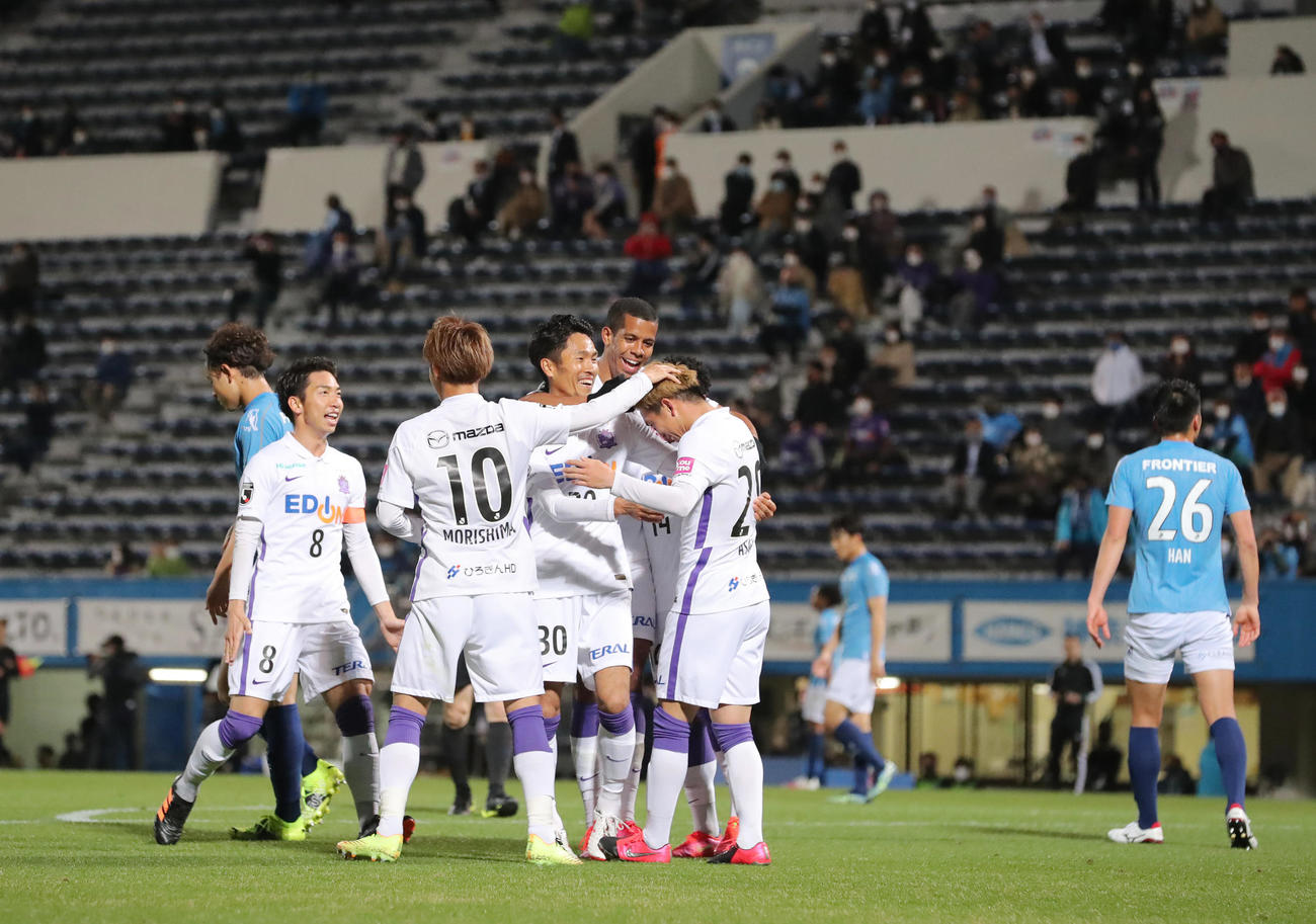 横浜FC対広島　前半、左足で2点目のゴールを決めた広島MF浅野（右から3人目）を祝福する選手たち（撮影・垰建太）
