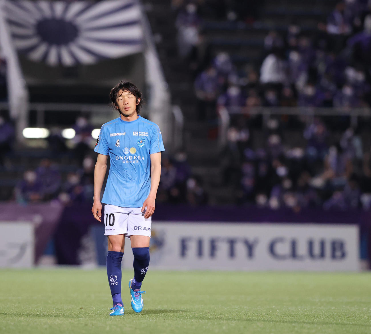 横浜FC対広島　前半、3失点を喫しぼうぜんとする横浜FC・MF中村（撮影・垰建太）