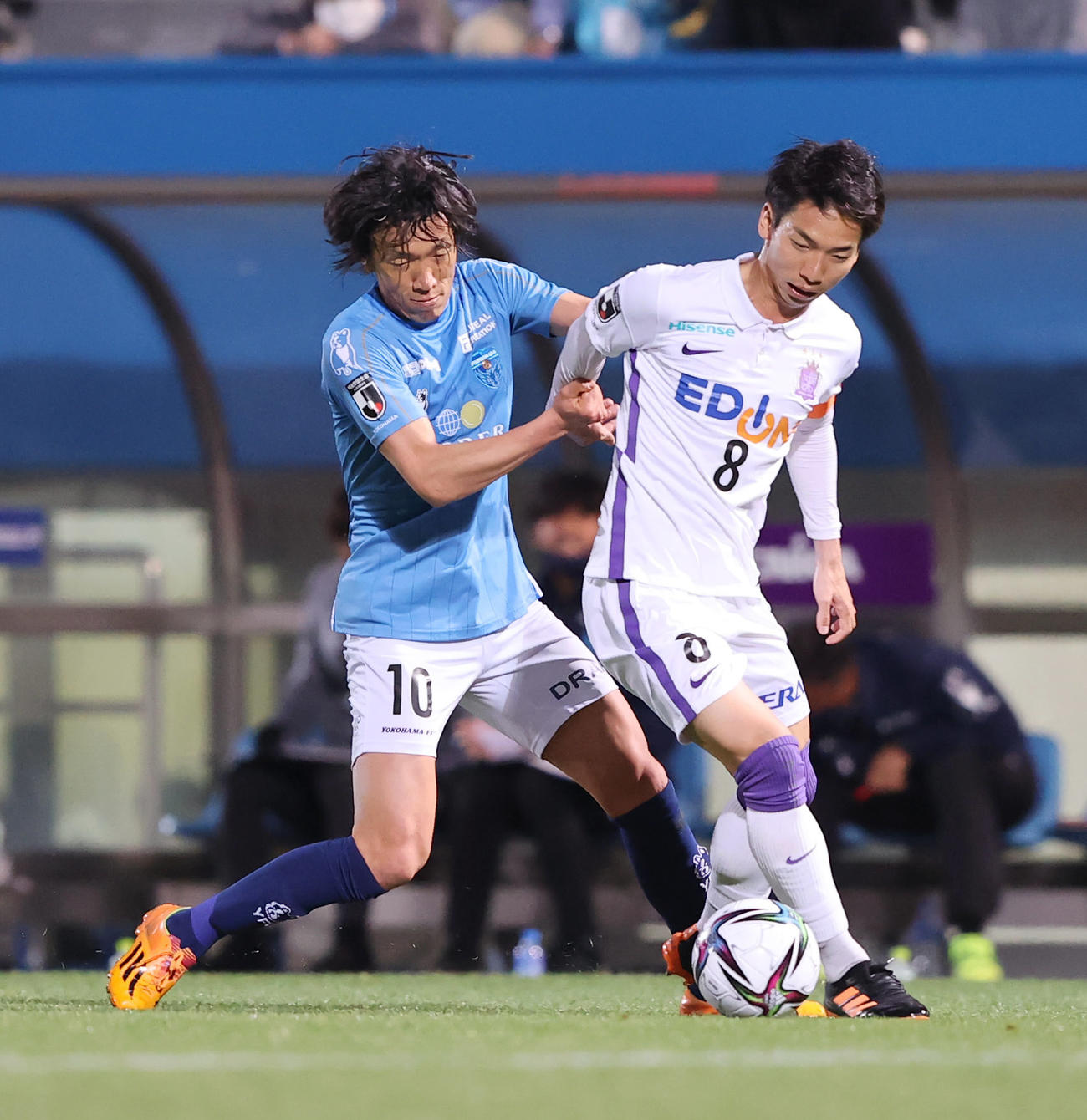 横浜FC対広島　後半、競り合う横浜FCMF中村（左）と広島MF川辺（撮影・垰建太）