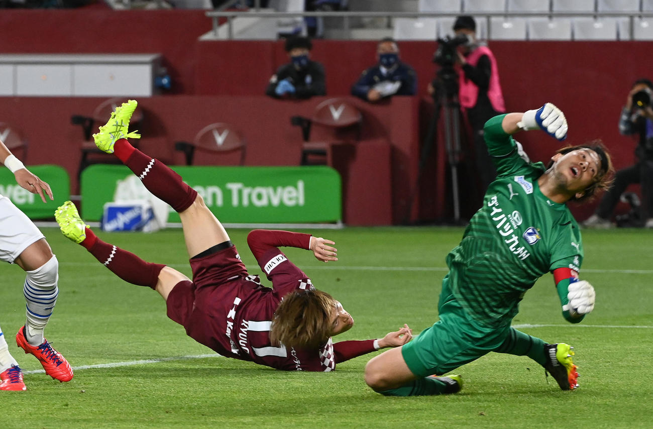 神戸対大分　前半、先制ゴールを決めた神戸FW古橋（左）右は大分GK高木（撮影・前岡正明）