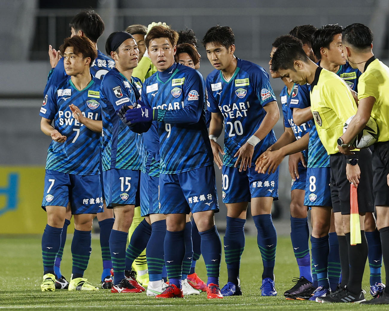 仙台に勝利した徳島イレブン（共同）