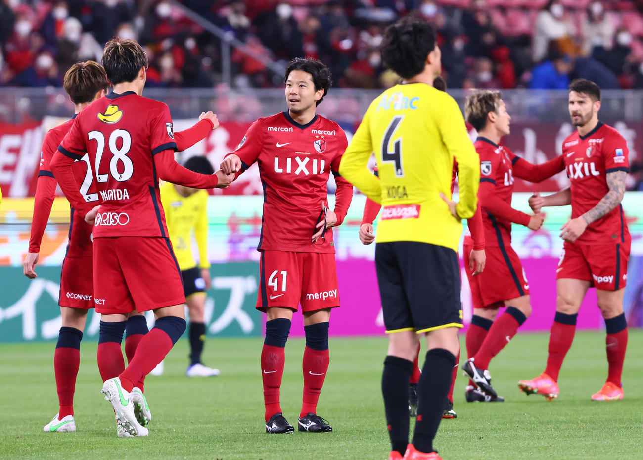 鹿島対柏　勝利しタッチを交わす鹿島MF白崎（中央左）ら（撮影・足立雅史）