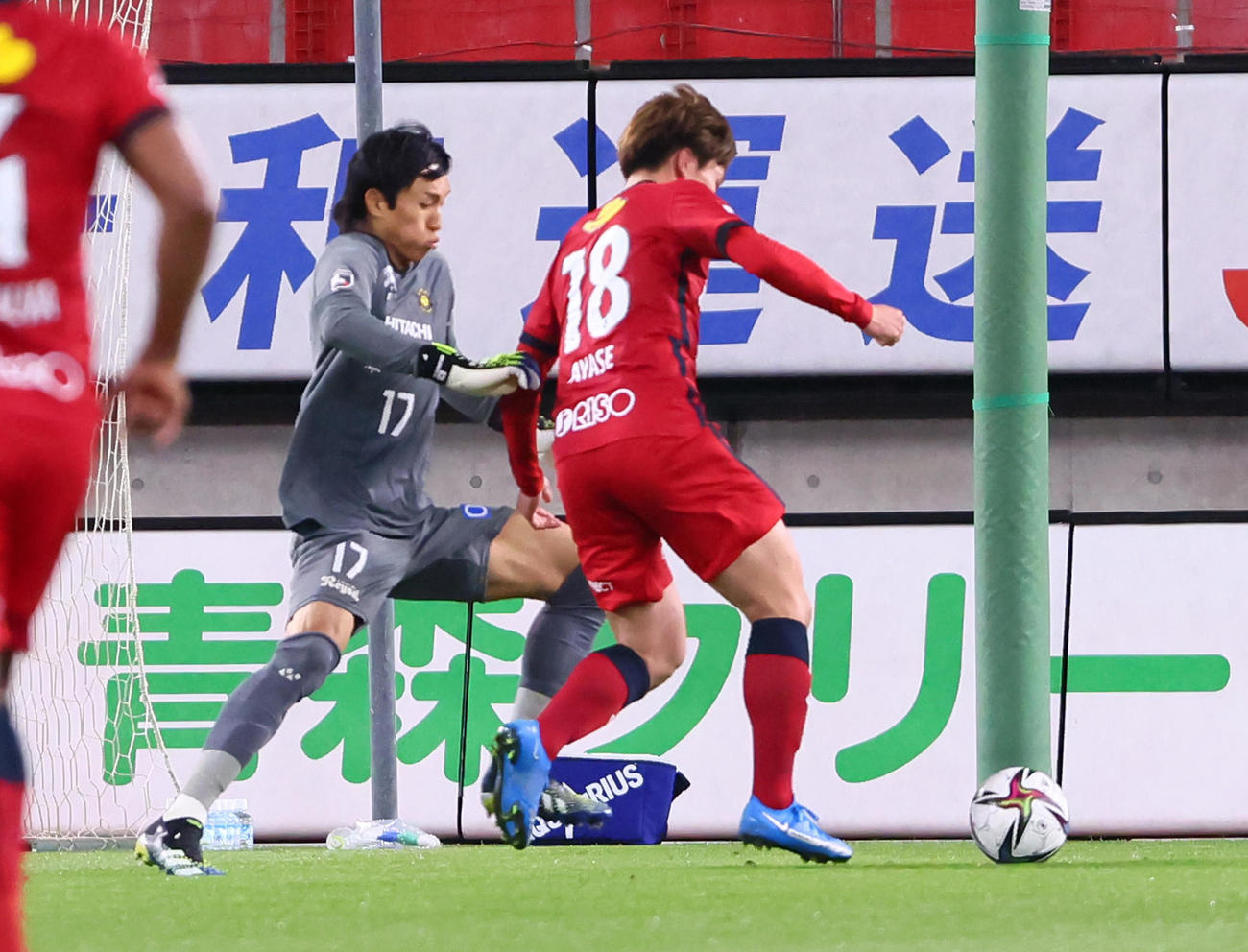 鹿島対柏　後半、柏GKキム・スンギュ（左）を交わしゴールを決める鹿島FW上田（右）（撮影・足立雅史）