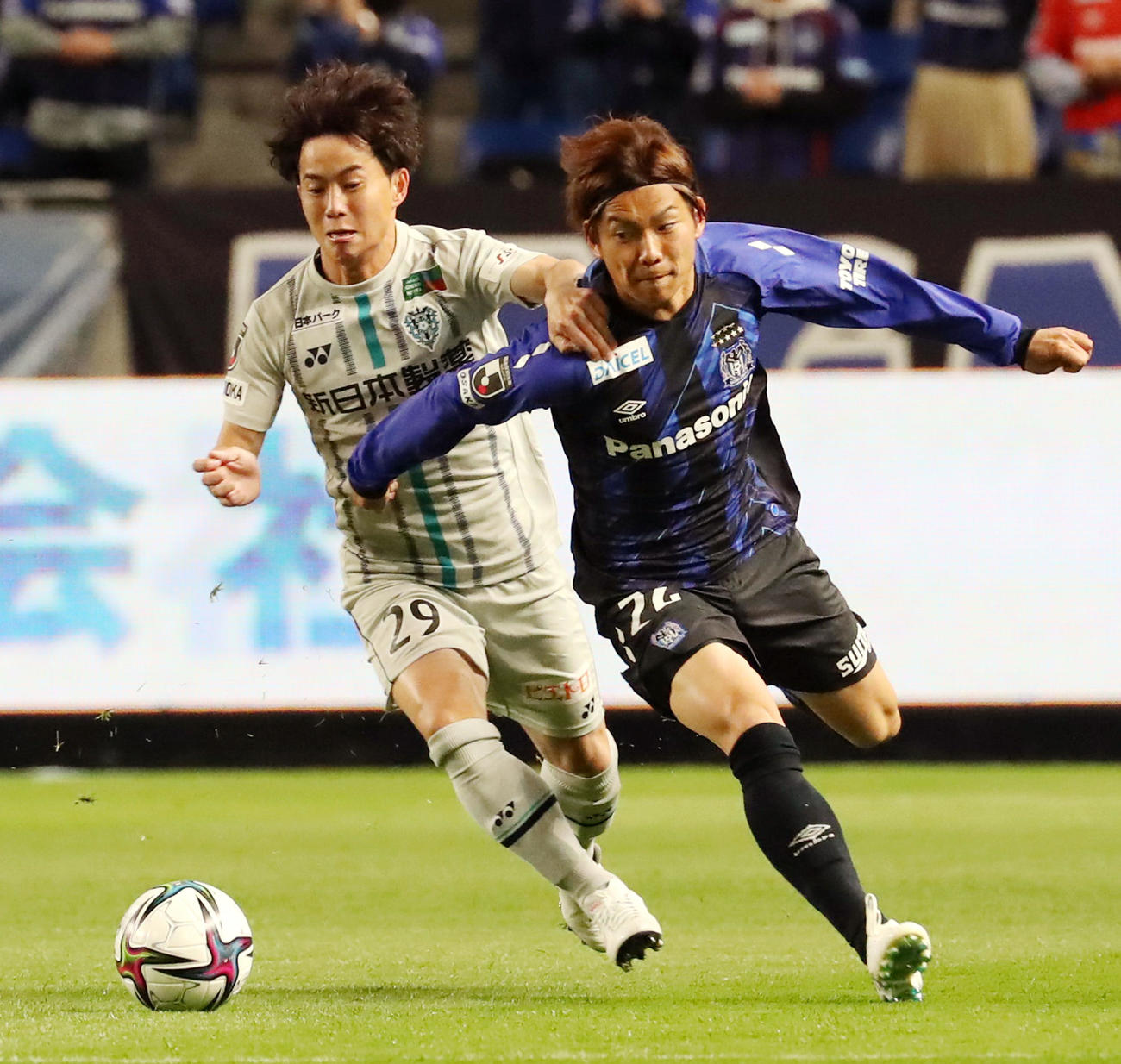 G大阪対福岡　　前半、J1初先発のG大阪DF黒川（右）は福岡MF吉岡とボールを奪い合う（撮影・加藤哉）