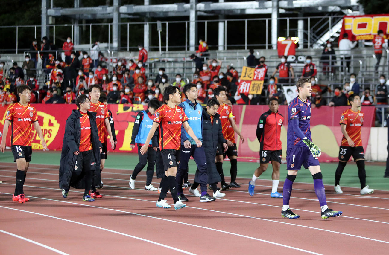 湘南対名古屋　サポーターにあいさつし引き揚げる名古屋の選手たち（撮影・鈴木正人）