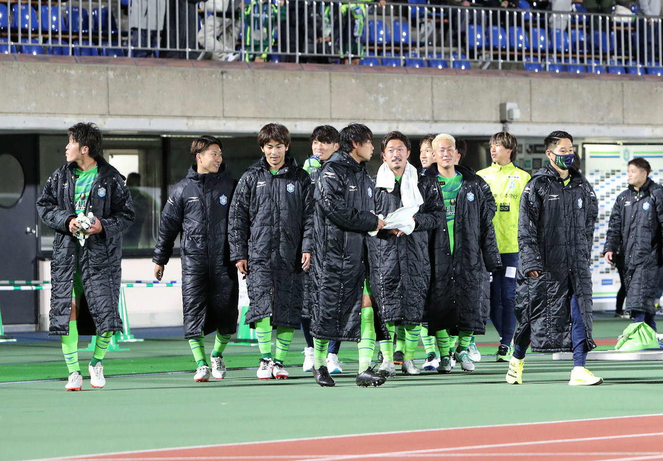 湘南対名古屋　試合後、あいさつに向かう湘南の選手たち（撮影・鈴木正人）