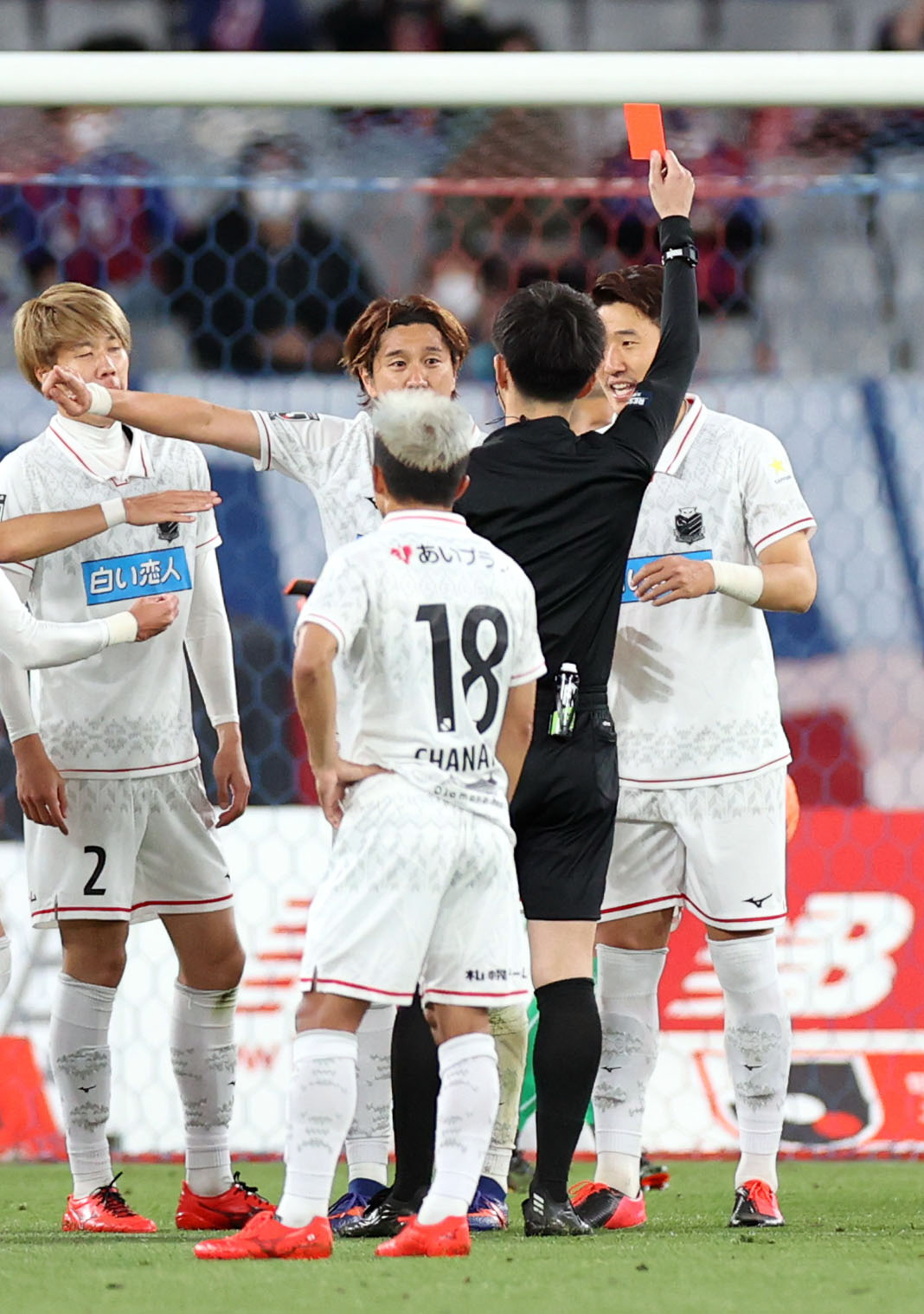 東京対札幌　後半、一発レッドで退場する札幌DFキム・ミンテ（右）（撮影・狩俣裕三）