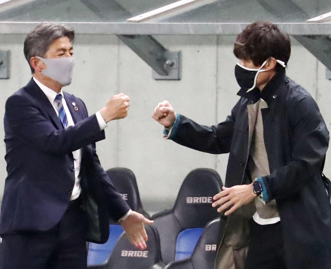 G大阪対福岡　福岡と引き分け長谷部監督（左）とグータッチするG大阪の宮本監督（撮影・加藤哉）