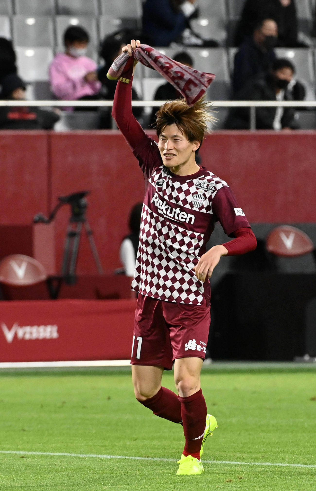 決勝ゴールの神戸FW古橋亨梧は笑顔でサポーターに勝利の報告