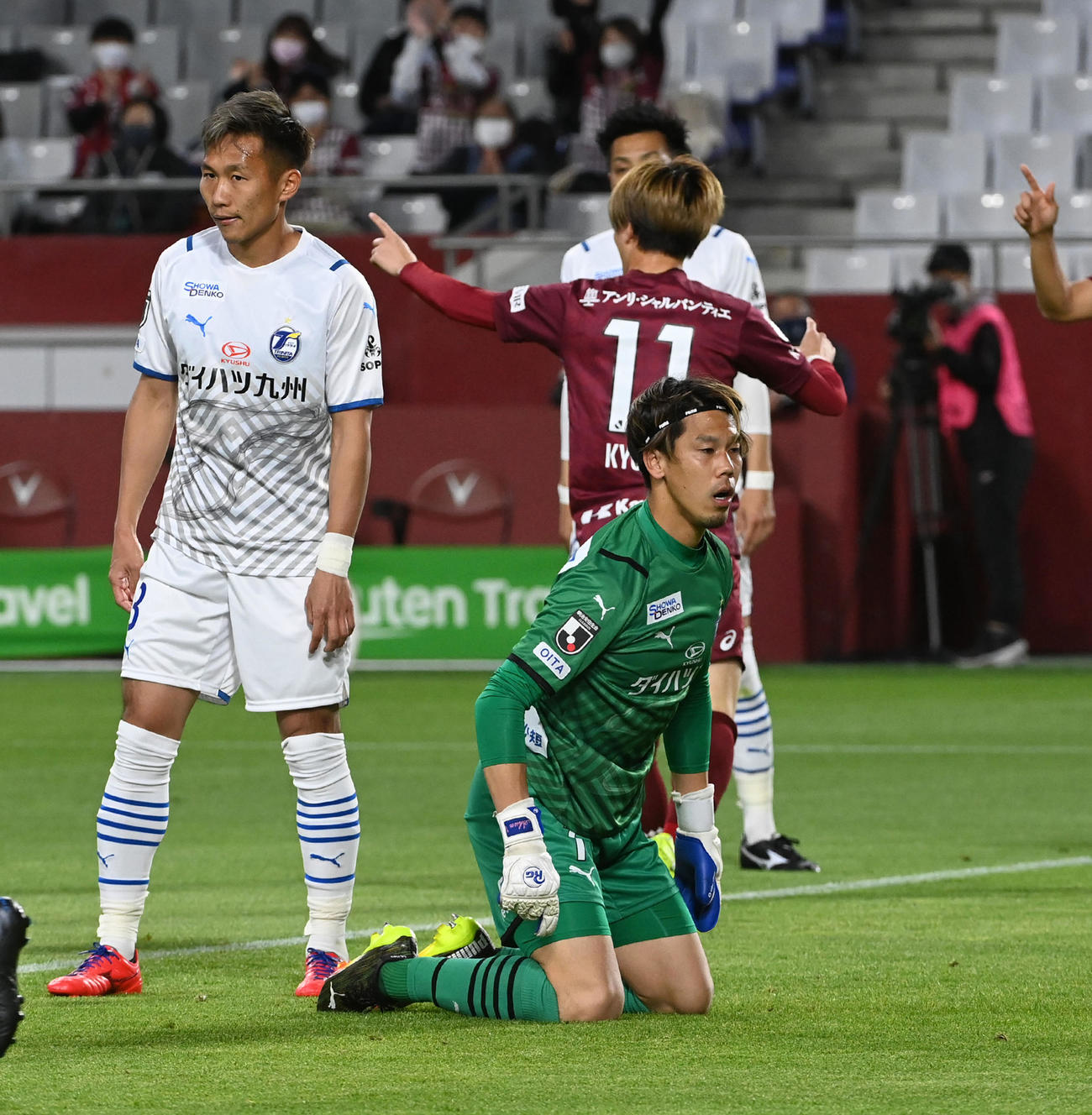 神戸対大分　前半、神戸FW古橋亨梧（11番）に先制ゴールを決められた大分GK高木（撮影・前岡正明）