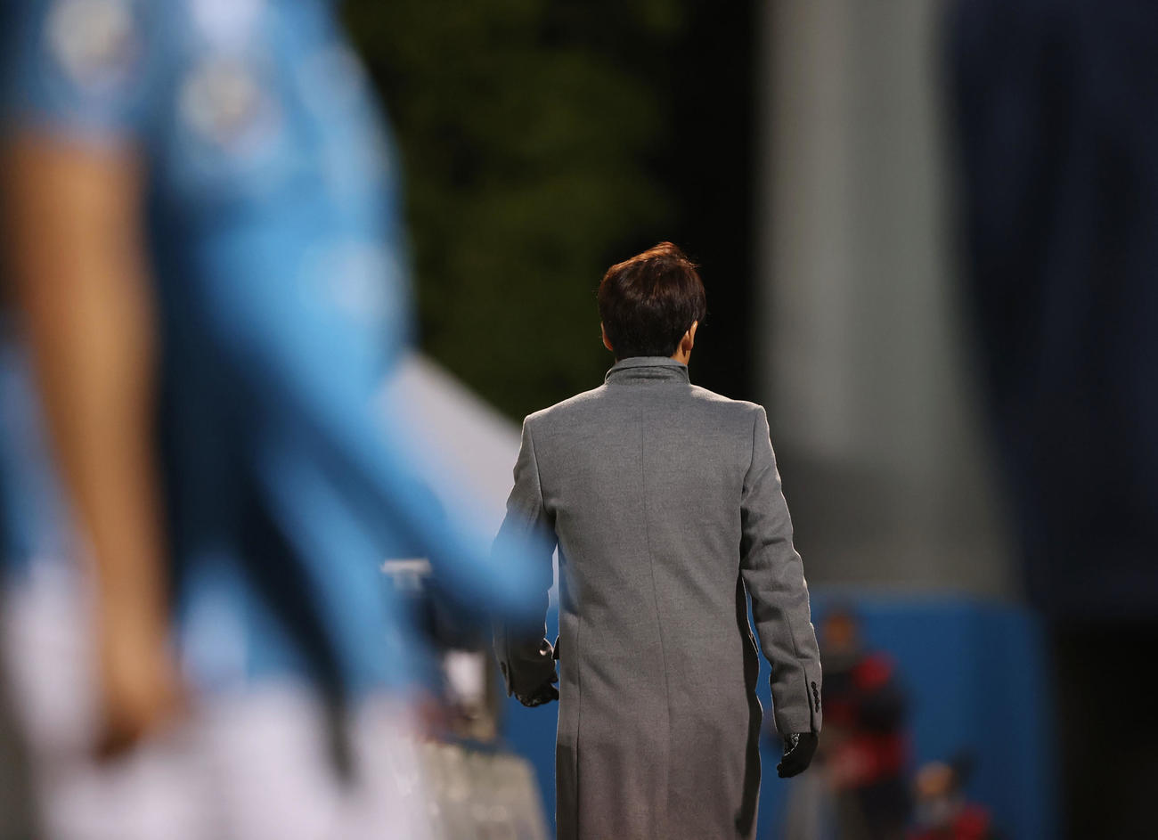 横浜FC対広島　広島に敗れ足早に引き揚げる横浜FC下平監督（撮影・垰建太）