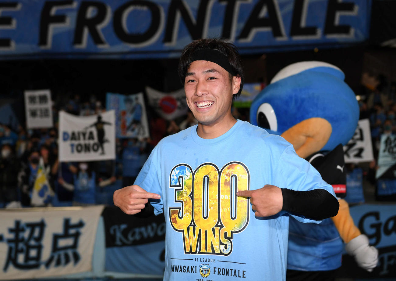 川崎F対鳥栖　決勝点を決めた川崎F・FW遠野はJ1通算300勝Tシャツをアピール（撮影・山崎安昭）