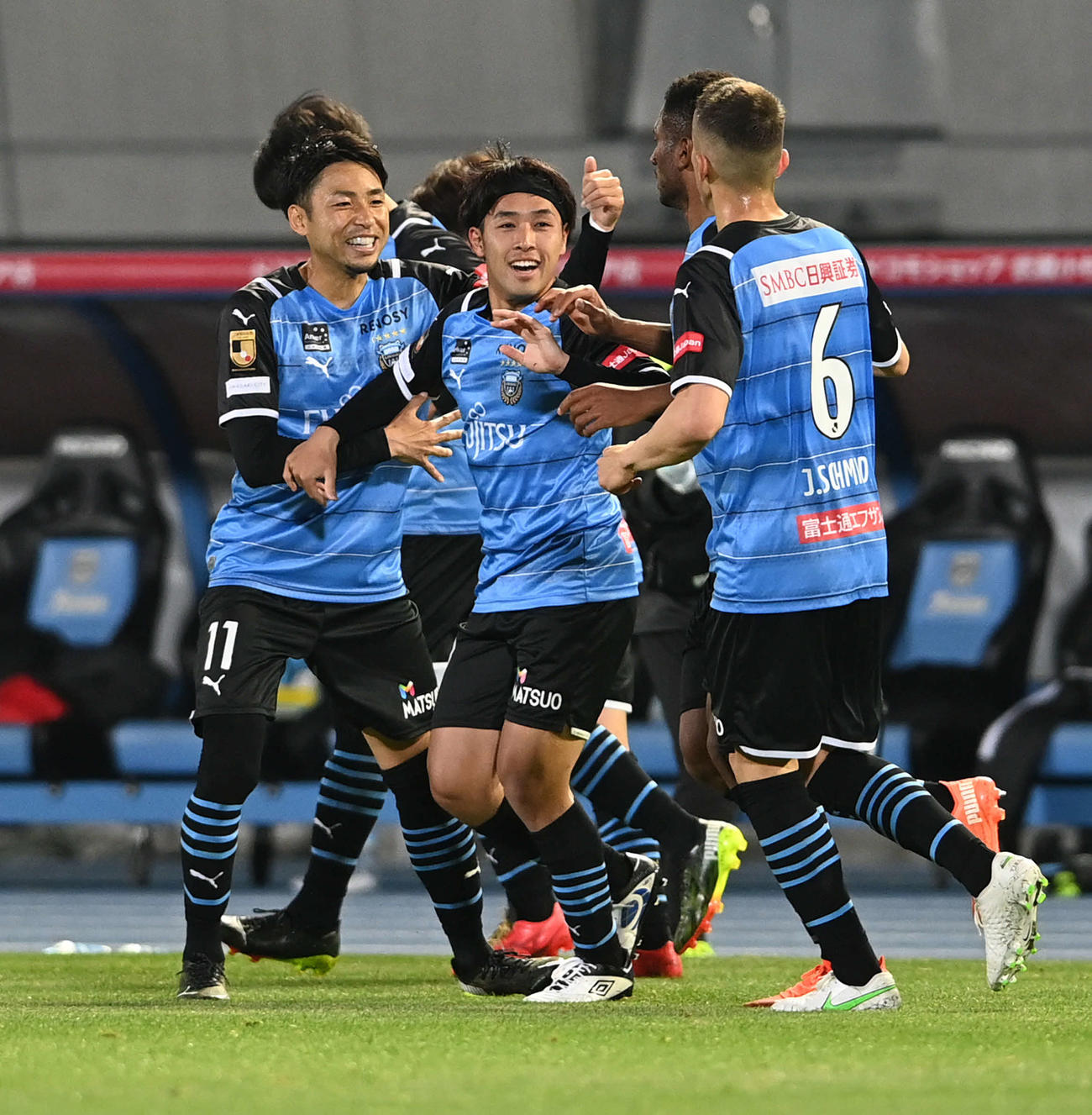 後半、得点を奪った川崎F・FW遠野（中央）はチームメートに祝福される（撮影・山崎安昭）