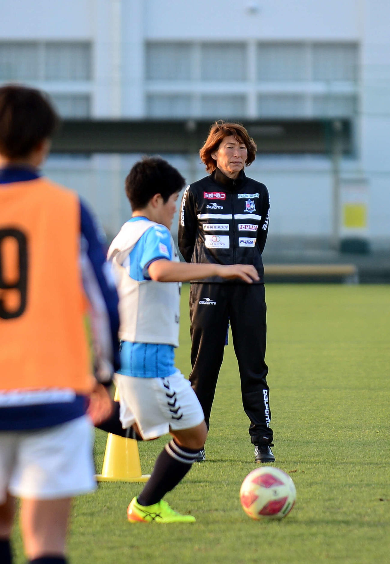 練習を見守る静岡SSUアスレジーナの本田監督