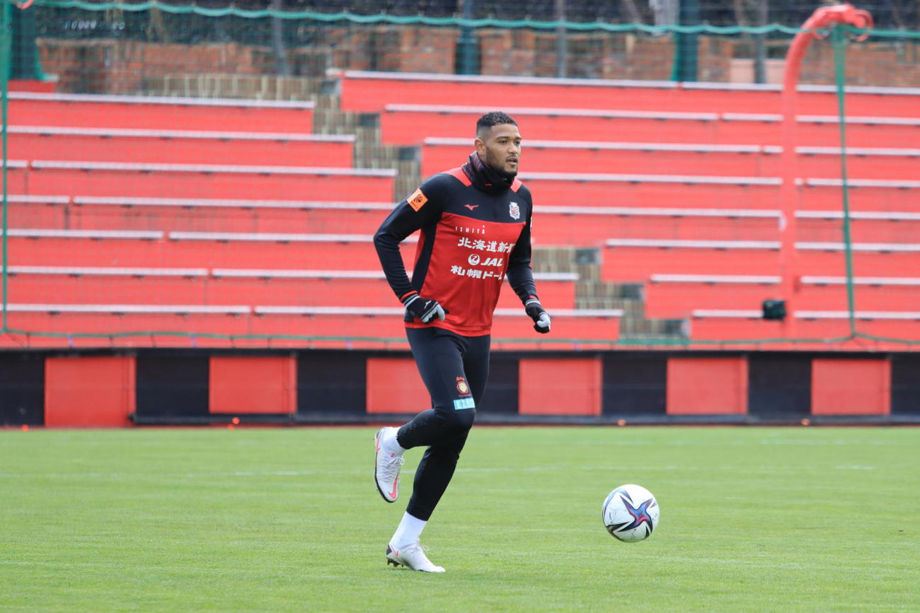 全体練習のフルメニューを消化した札幌FWドウグラス・オリヴェイラ（撮影・保坂果那）
