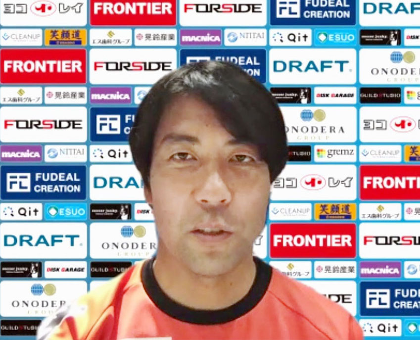 オンラインで取材に応じる横浜FC早川新監督（共同）