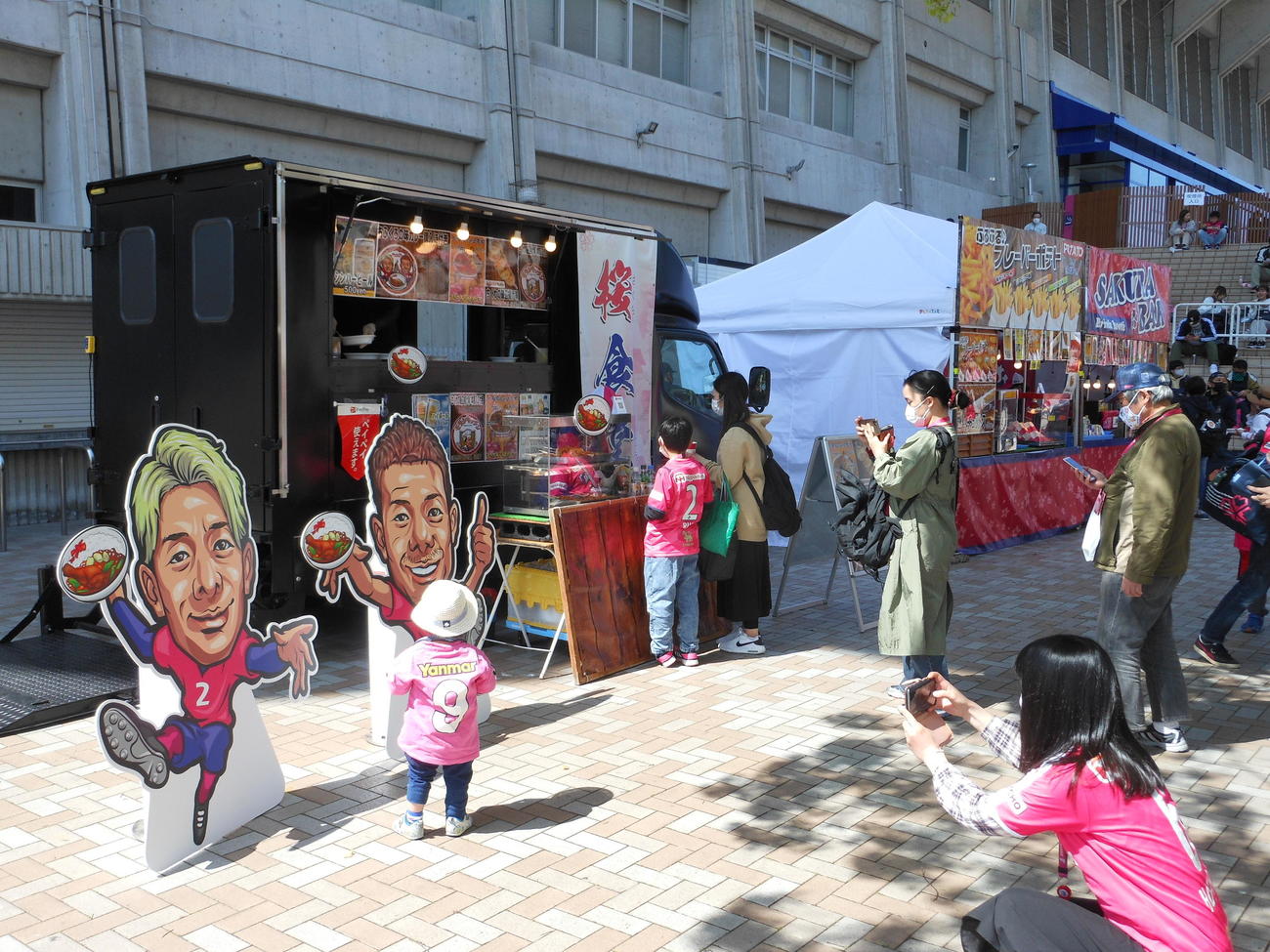 販売開始約40分間で完売したC大阪松田ツインズのカレー