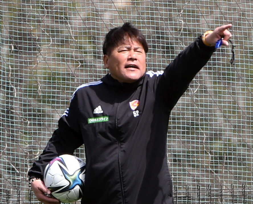 指示を送る手倉森監督